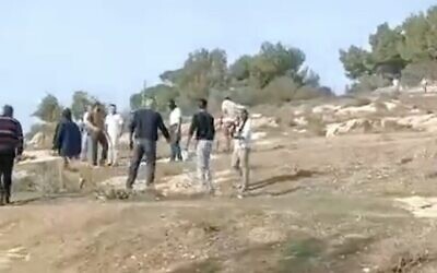 Des extrémistes juifs et des  Palestiniens s'affrontent près de Bethléem, le 29 novembre 2025. (Capture d'écran)
